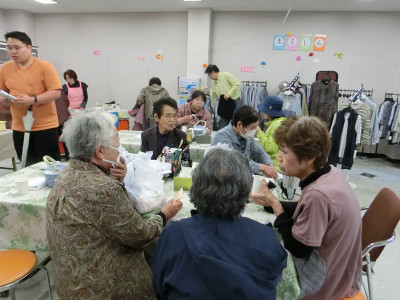 ⇧おしゃべりを楽しむ地域住民