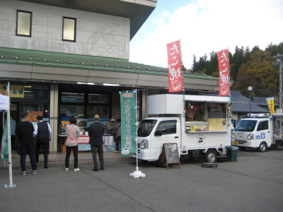 ローソンやたこ焼き屋さんも参加